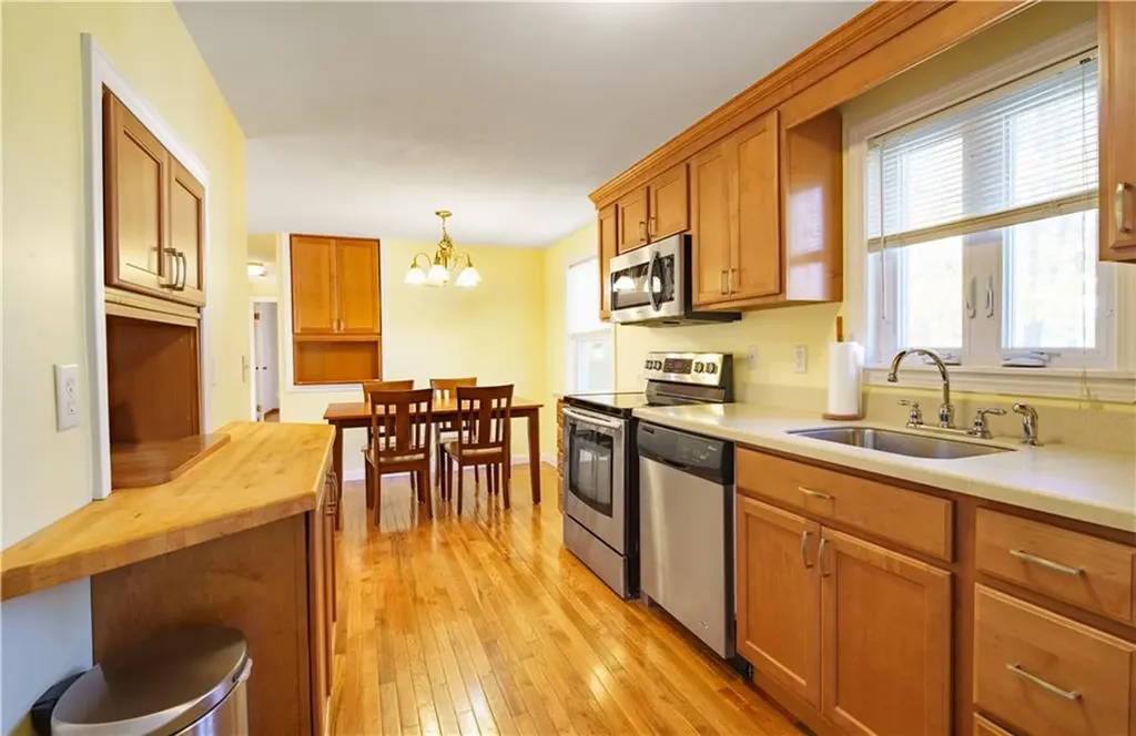 85 Amsterdam Avenue Warwick RI 02889