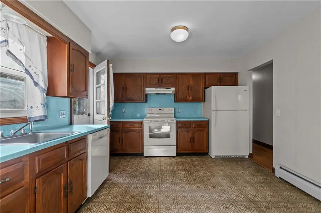 25 Lakeview Avenue Lincoln RI 02865