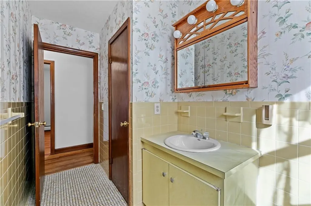 25 Lakeview Avenue Lincoln RI 02865