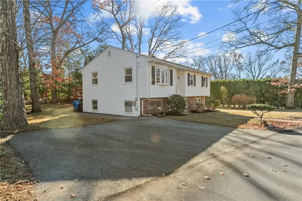 25 Lakeview Avenue Lincoln RI 02865