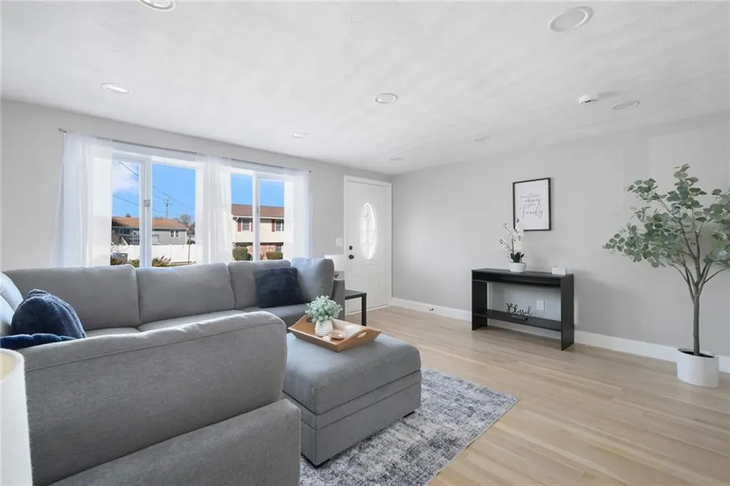 194 E View Avenue Cranston RI 02920