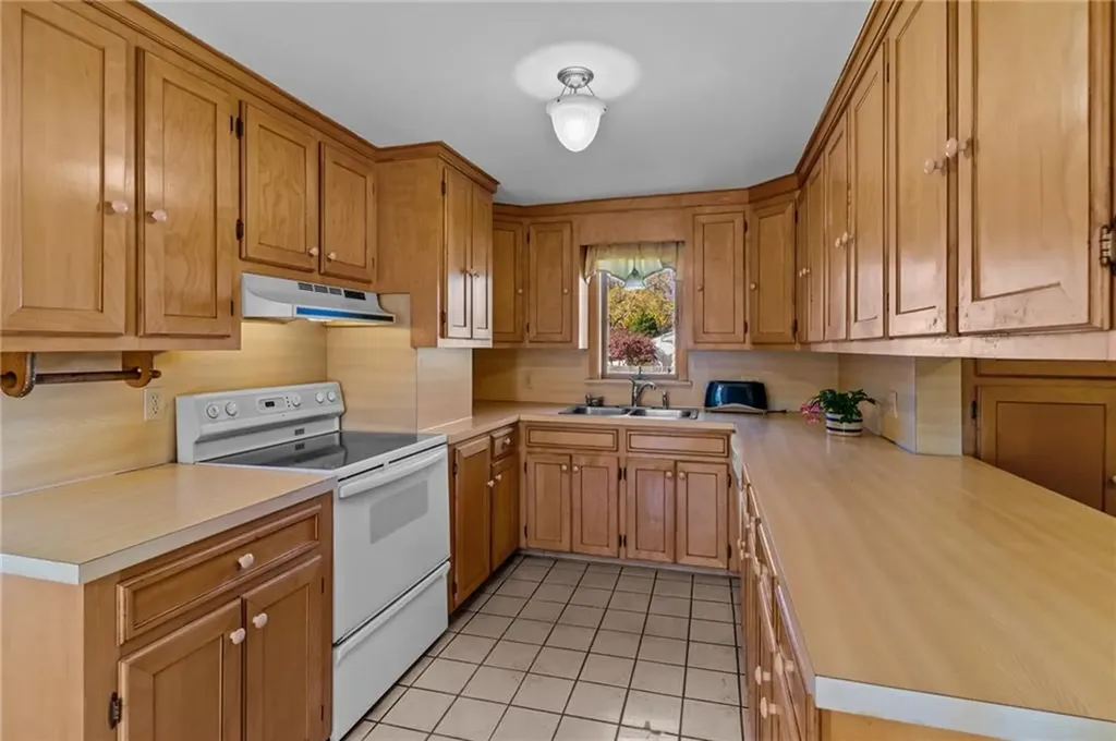 165 Vaughn Avenue Warwick RI 02886