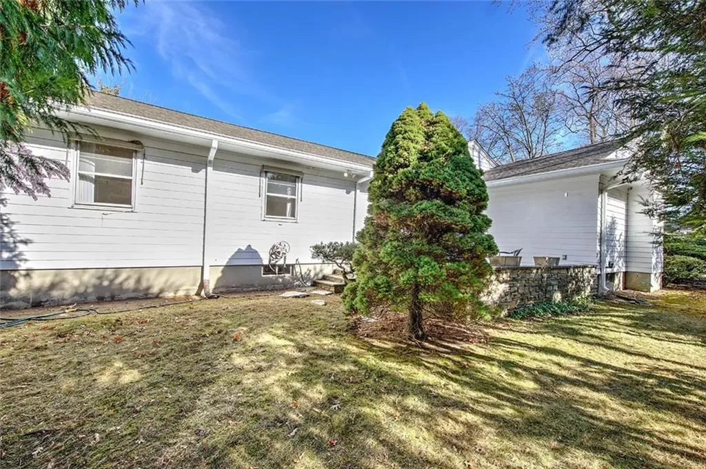 15 Bedford Road Pawtucket RI 02860