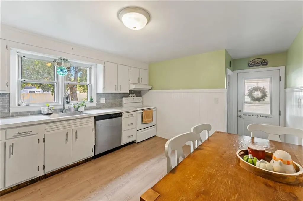 517 Buttonwoods Avenue Warwick RI 02886