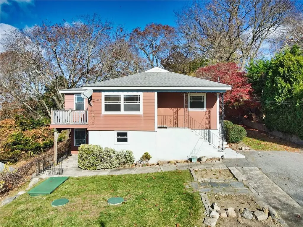 102 Canonicus Street Tiverton RI 02878