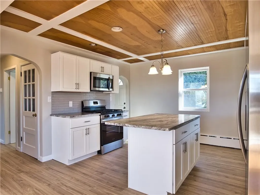 102 Canonicus Street Tiverton RI 02878