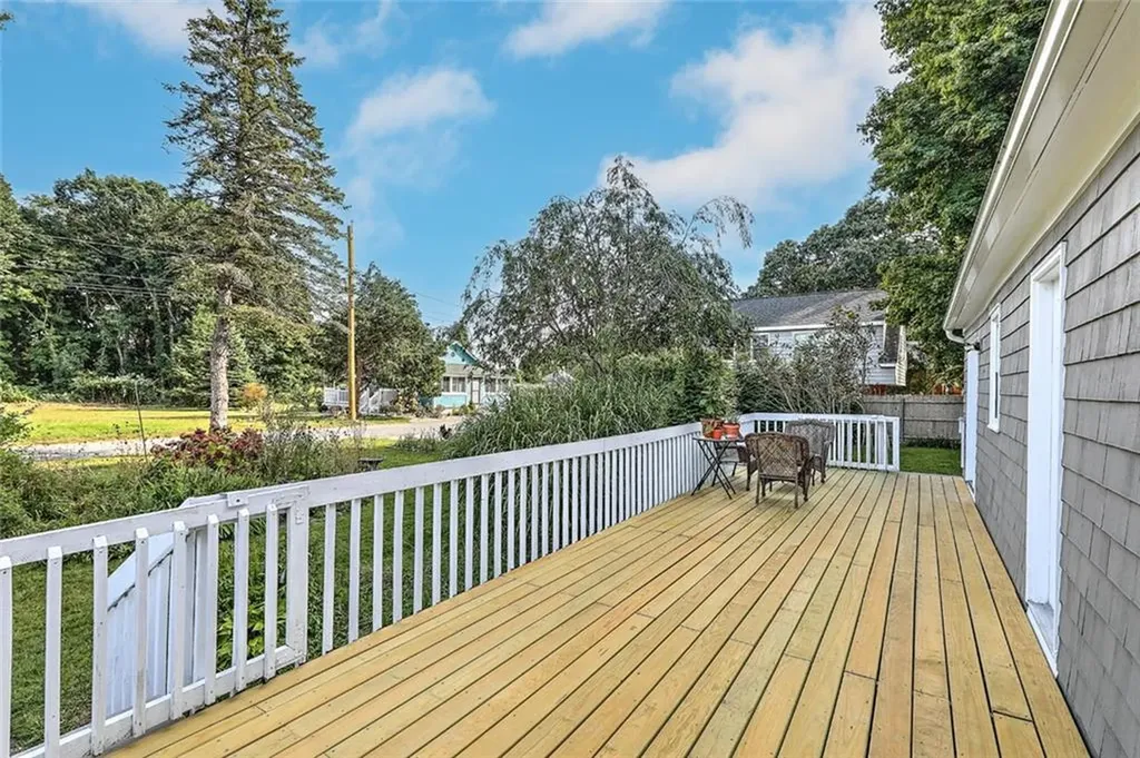 141 Shawomet Avenue Warwick RI 02889