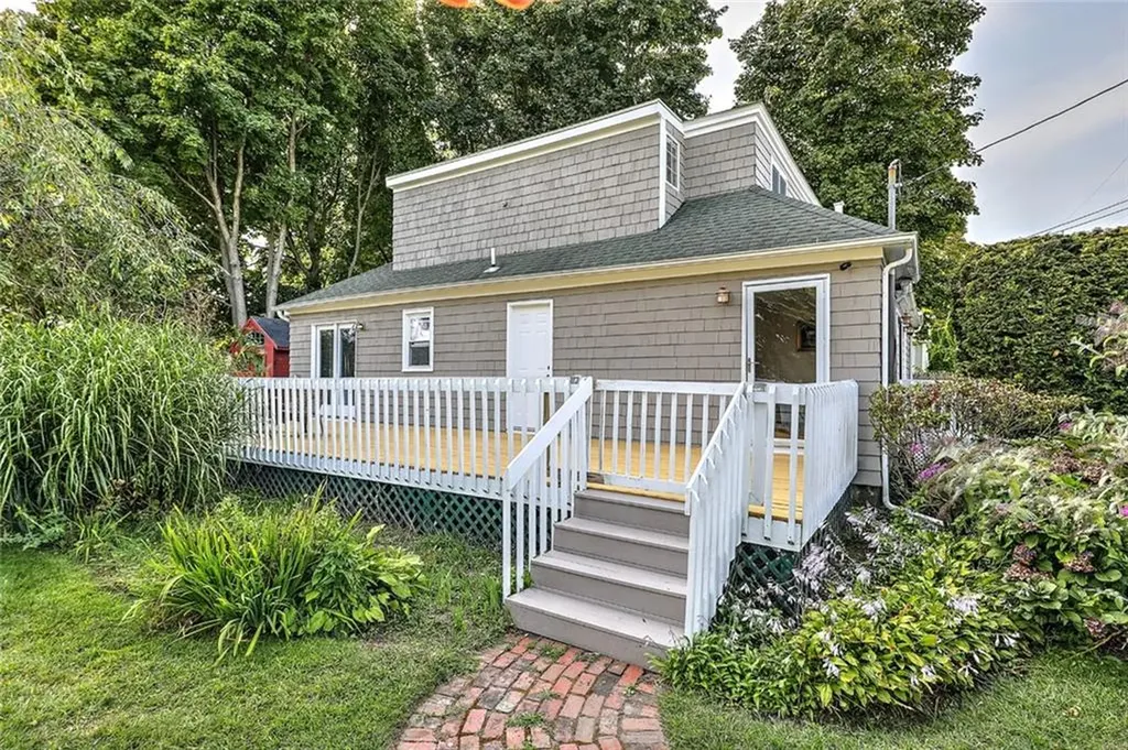 141 Shawomet Avenue Warwick RI 02889