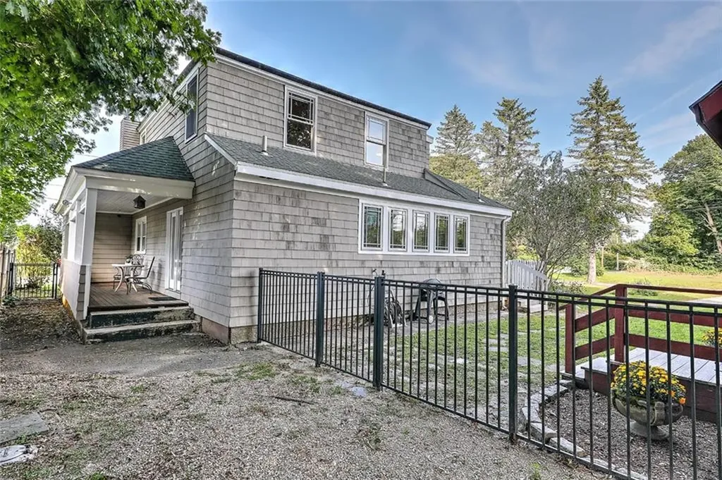 141 Shawomet Avenue Warwick RI 02889