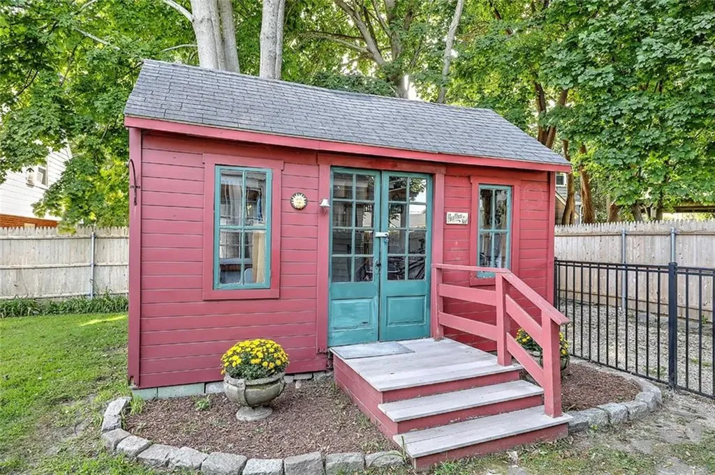 141 Shawomet Avenue Warwick RI 02889