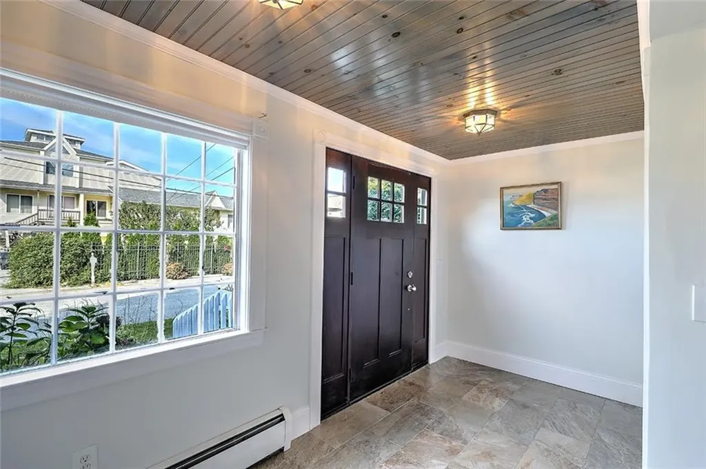 141 Shawomet Avenue Warwick RI 02889