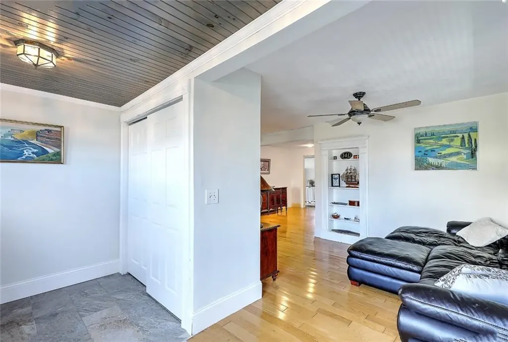 141 Shawomet Avenue Warwick RI 02889