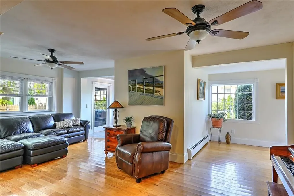 141 Shawomet Avenue Warwick RI 02889