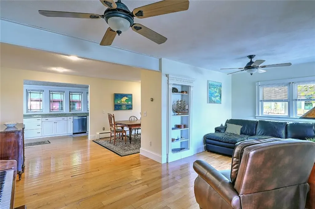 141 Shawomet Avenue Warwick RI 02889