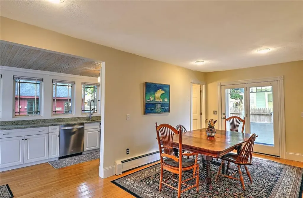 141 Shawomet Avenue Warwick RI 02889