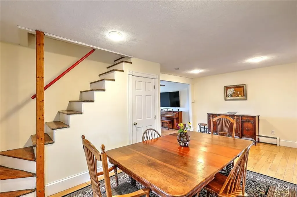 141 Shawomet Avenue Warwick RI 02889