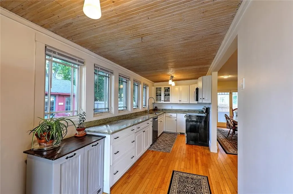 141 Shawomet Avenue Warwick RI 02889