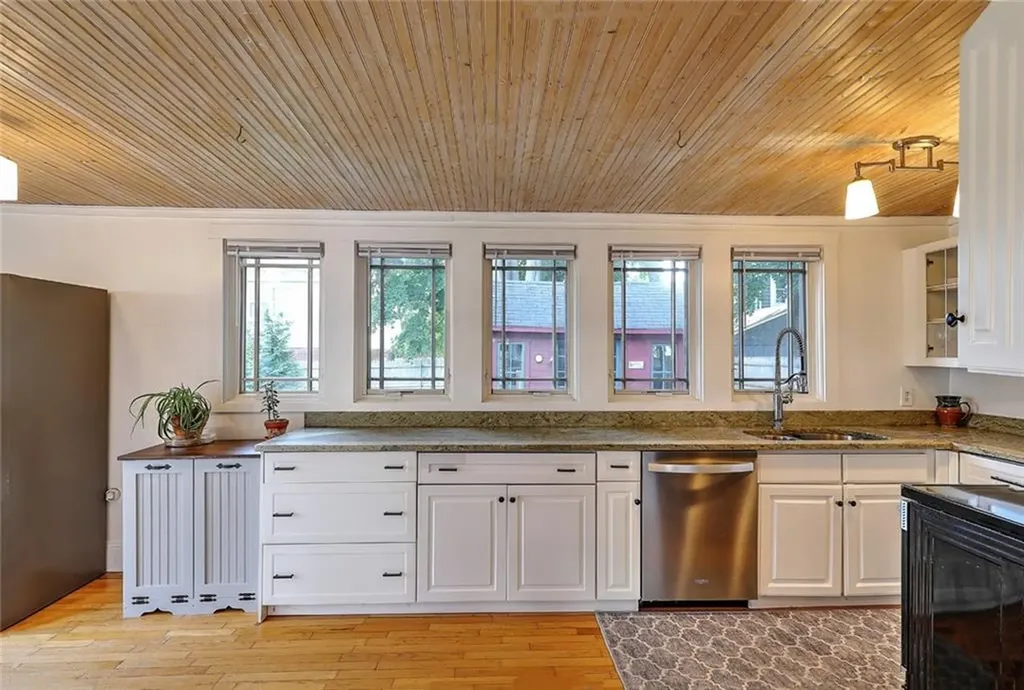 141 Shawomet Avenue Warwick RI 02889