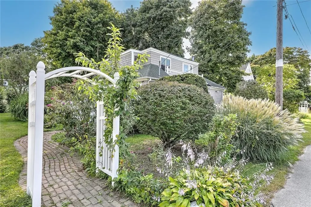 141 Shawomet Avenue Warwick RI 02889