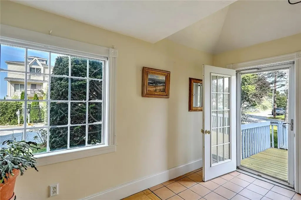 141 Shawomet Avenue Warwick RI 02889