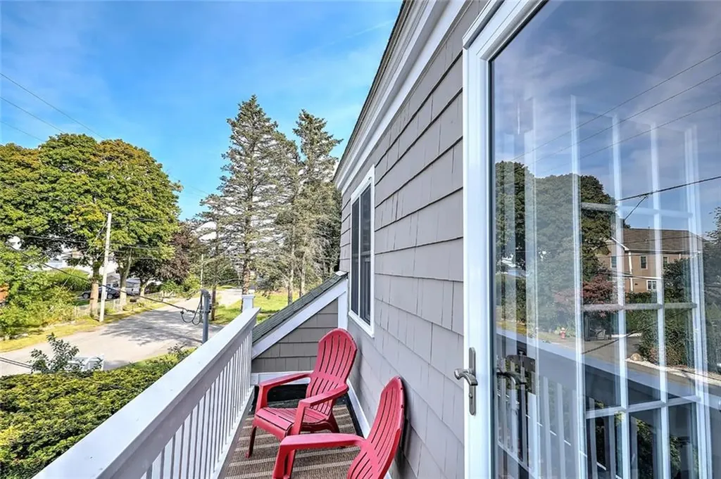 141 Shawomet Avenue Warwick RI 02889