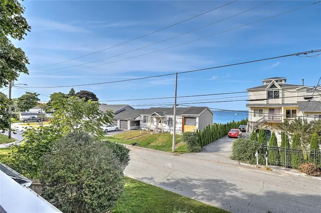 141 Shawomet Avenue Warwick RI 02889