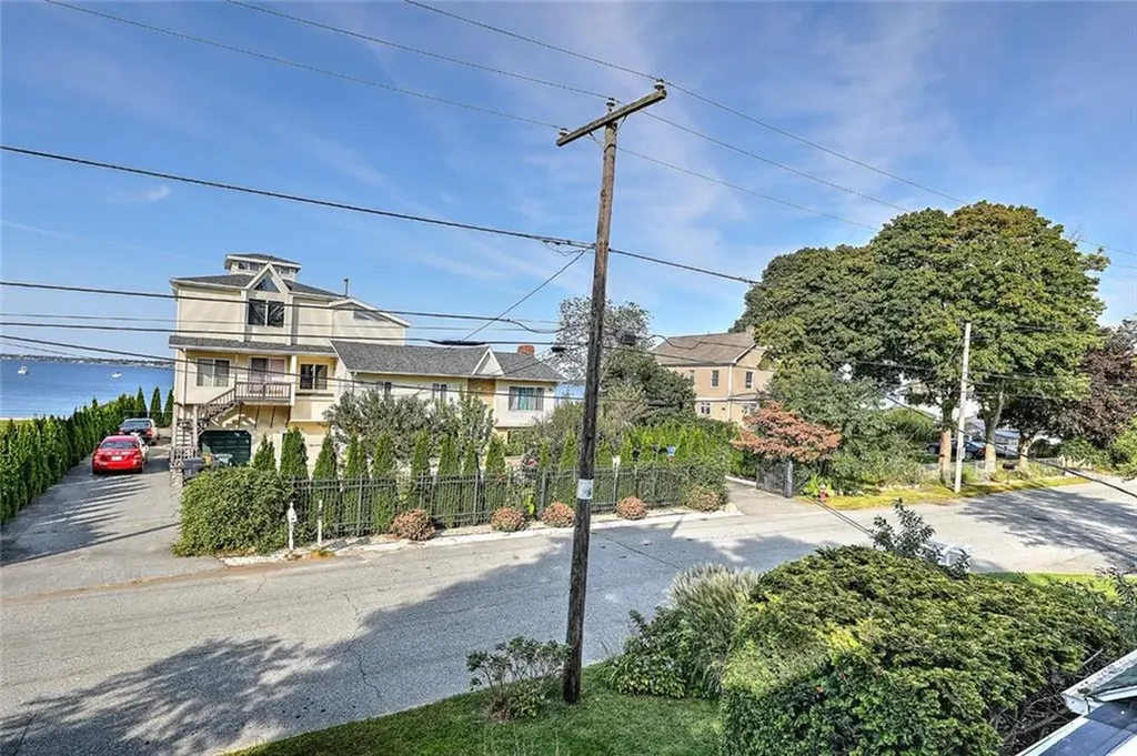 141 Shawomet Avenue Warwick RI 02889