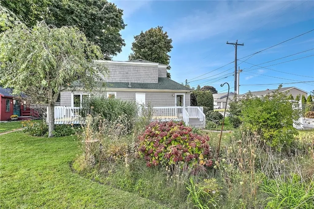 141 Shawomet Avenue Warwick RI 02889