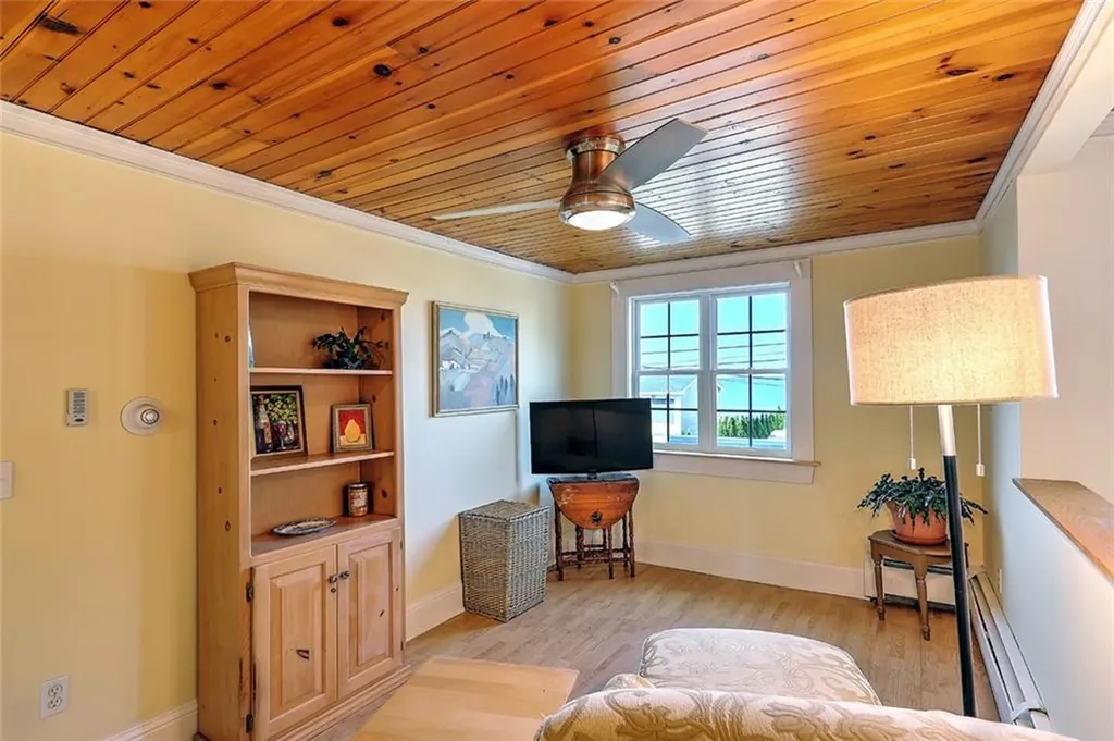 141 Shawomet Avenue Warwick RI 02889