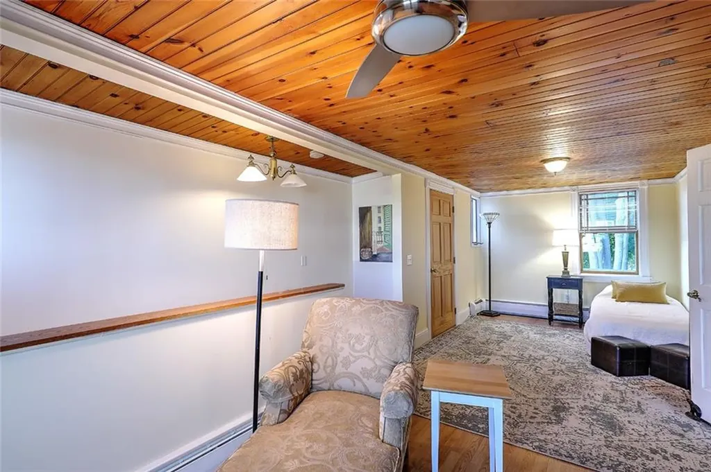 141 Shawomet Avenue Warwick RI 02889