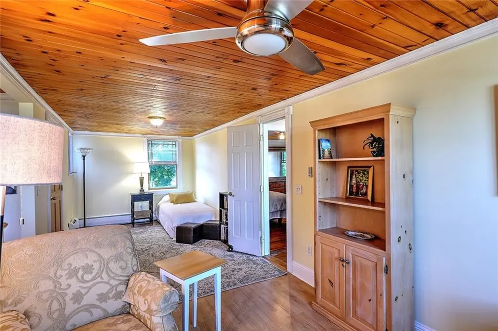 141 Shawomet Avenue Warwick RI 02889