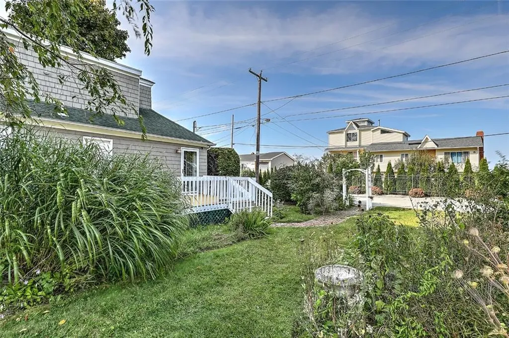 141 Shawomet Avenue Warwick RI 02889