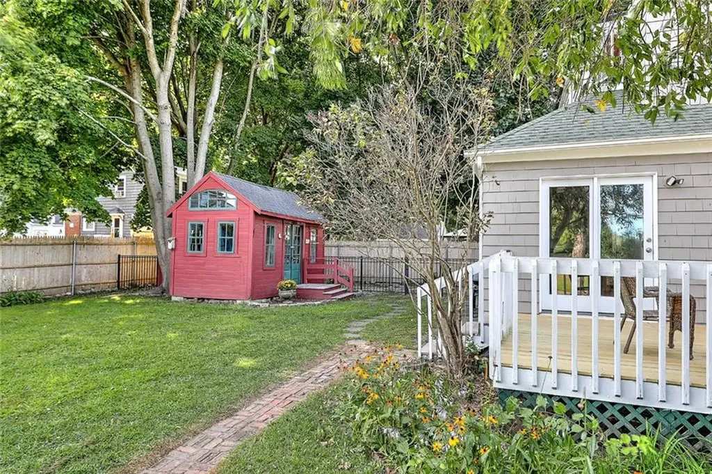 141 Shawomet Avenue Warwick RI 02889