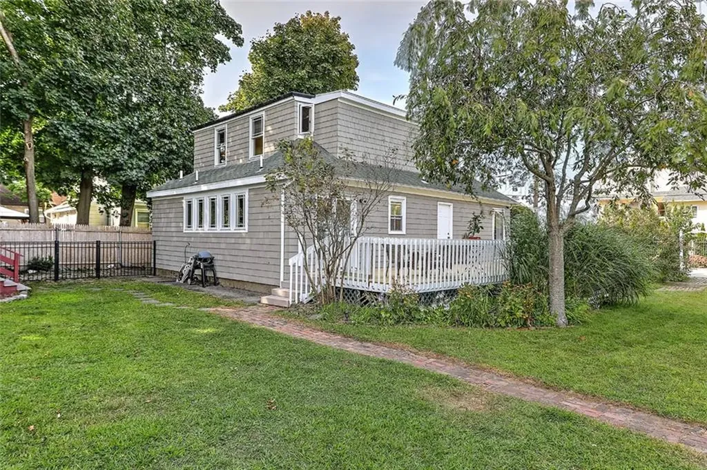141 Shawomet Avenue Warwick RI 02889