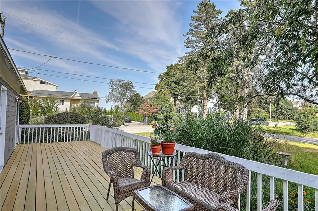 141 Shawomet Avenue Warwick RI 02889