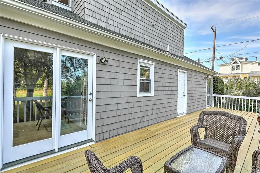 141 Shawomet Avenue Warwick RI 02889