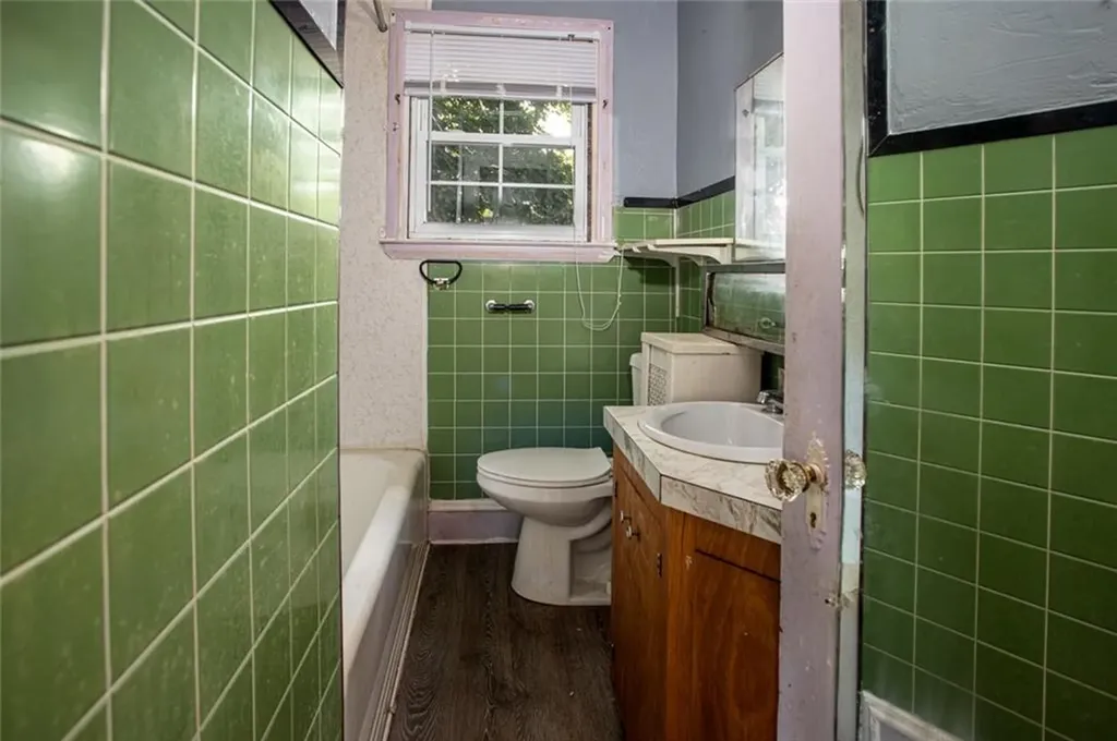 61 Haskins Avenue Tiverton RI 02878
