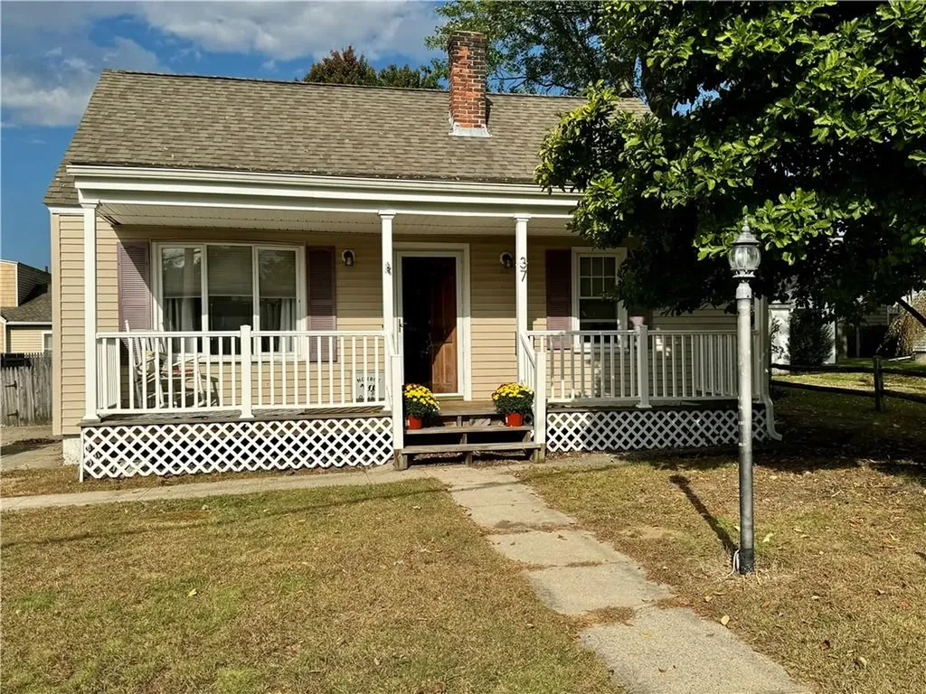 37 Invernia Road Cranston RI 02920