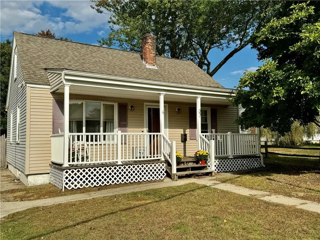 37 Invernia Road Cranston RI 02920