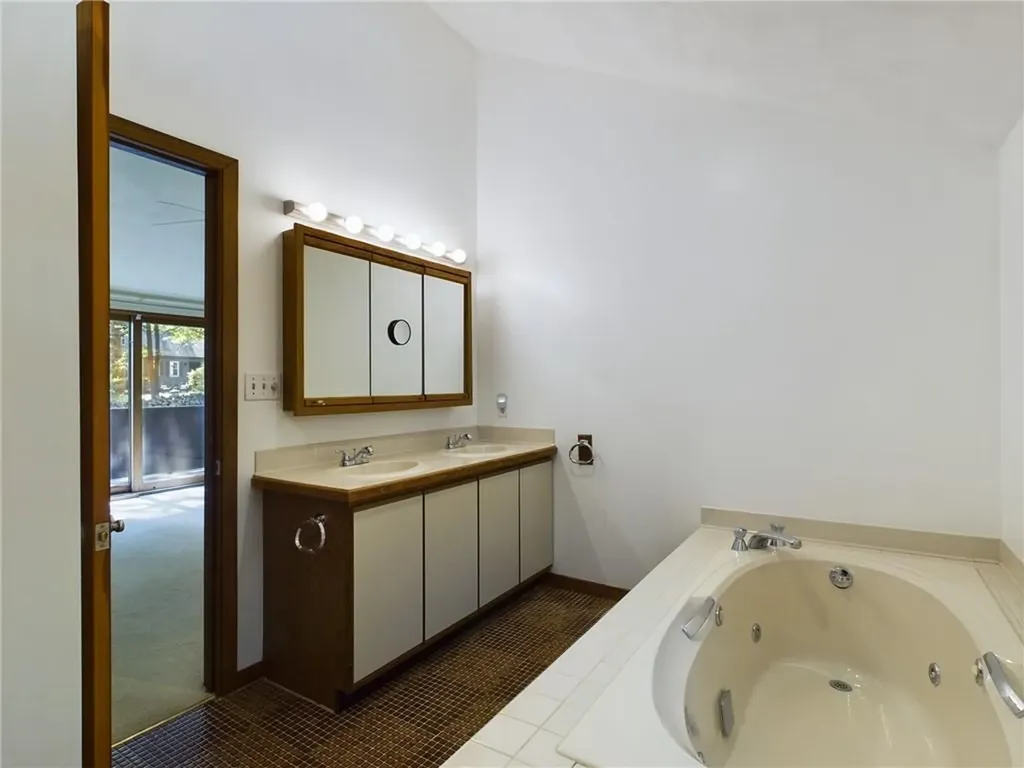 112 Captains Circle Tiverton RI 02878