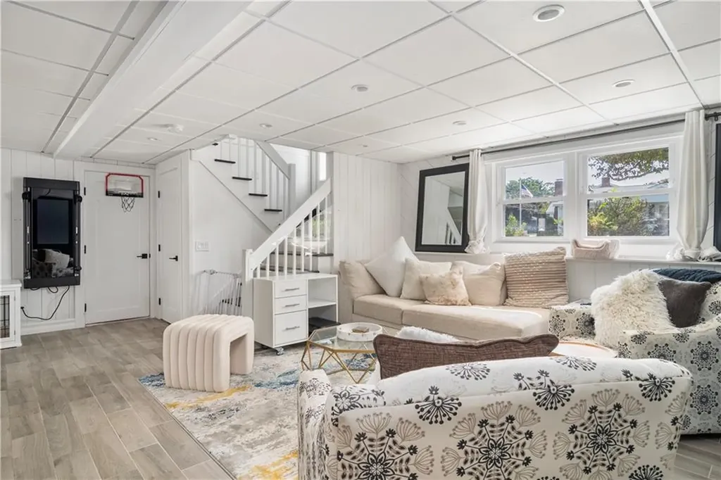 131 Woodview Drive Cranston RI 02920