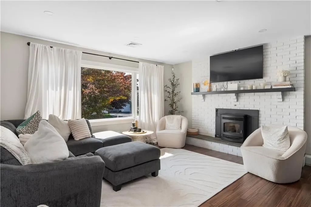 131 Woodview Drive Cranston RI 02920