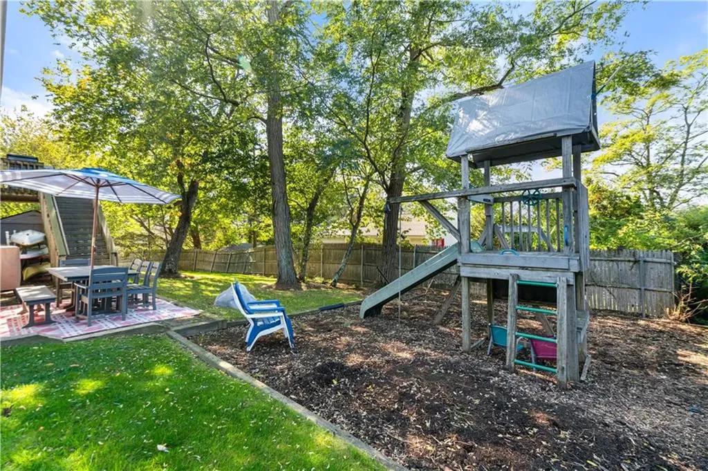 15 Vernon Avenue Bristol RI 02809