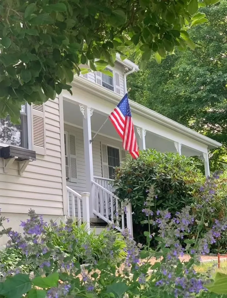 36 Sullivan Lane Bristol RI 02809