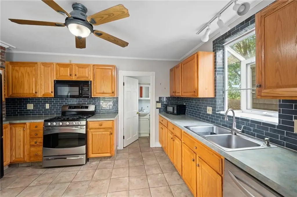 55 Pierce Avenue Tiverton RI 02878