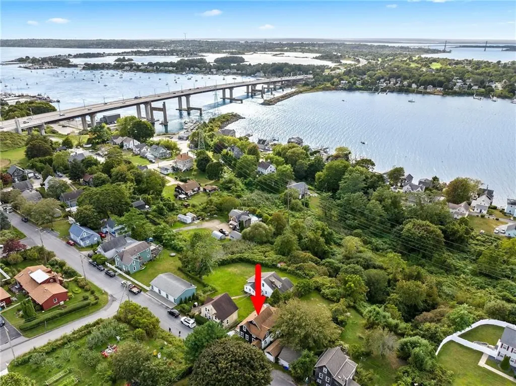 55 Pierce Avenue Tiverton RI 02878