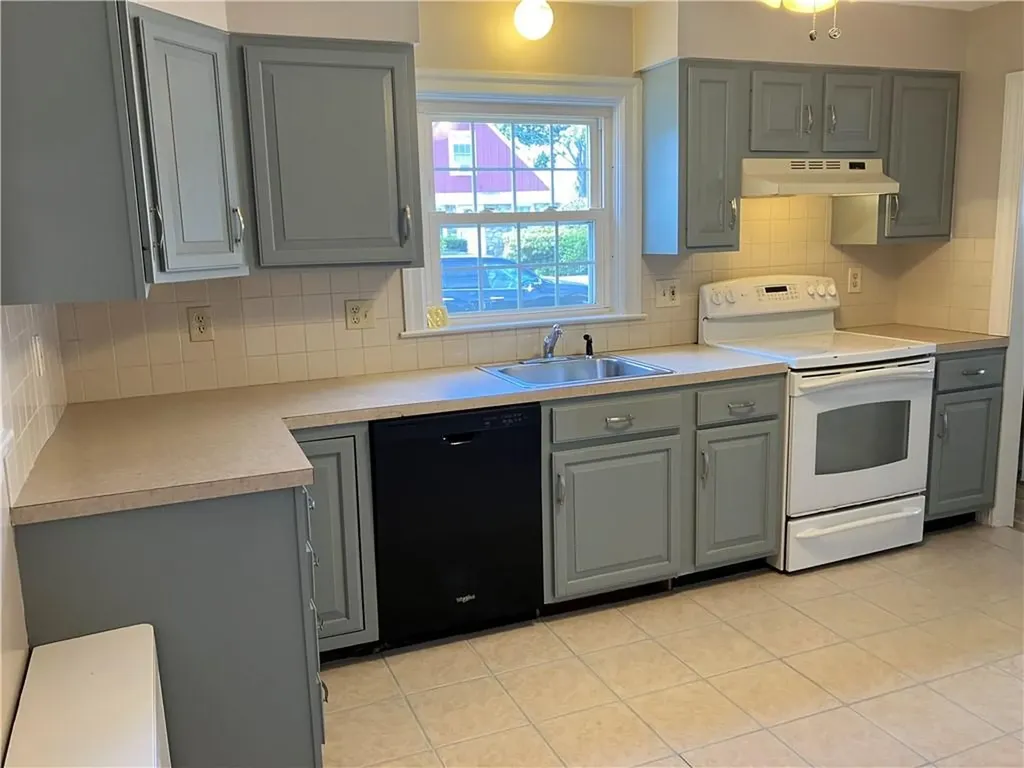 78 Edgemere Road Pawtucket RI 02861