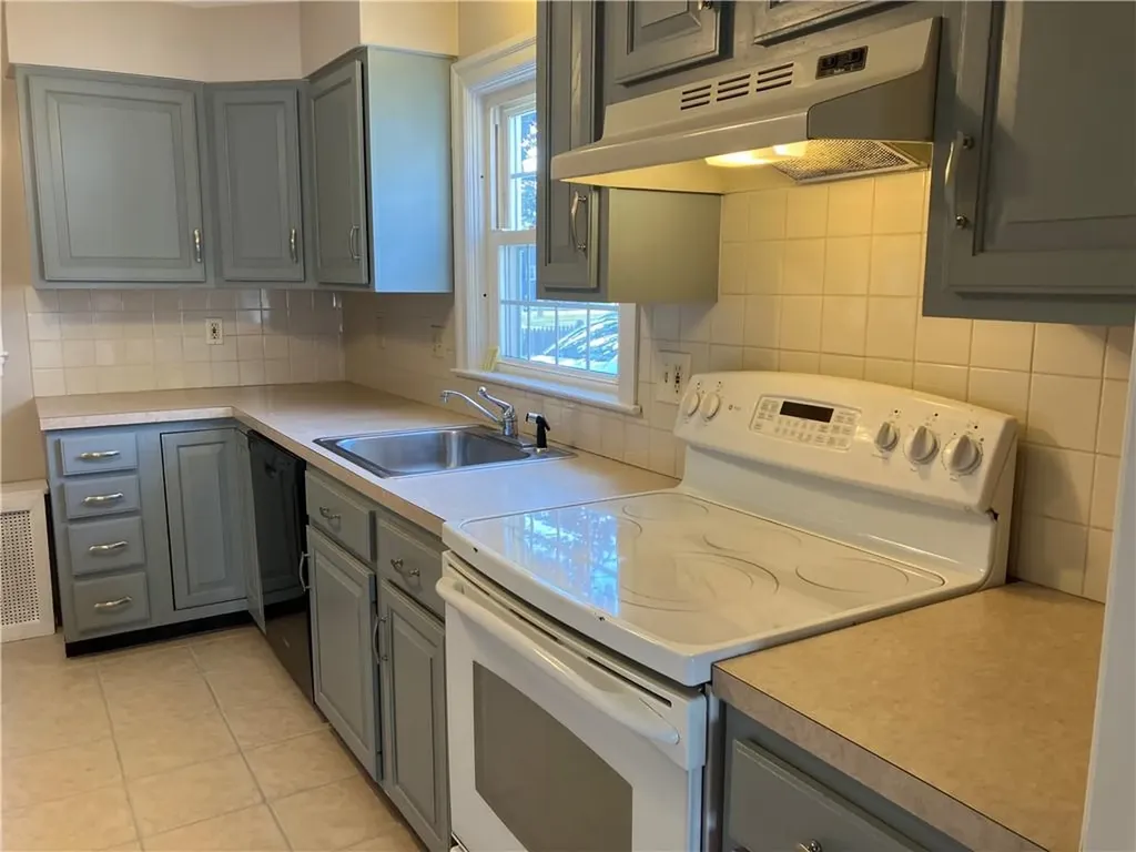 78 Edgemere Road Pawtucket RI 02861