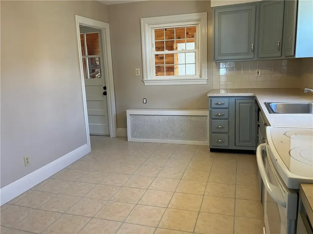 78 Edgemere Road Pawtucket RI 02861