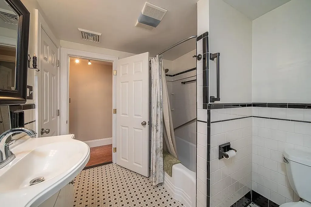 24 Darling Street Warwick RI 02886
